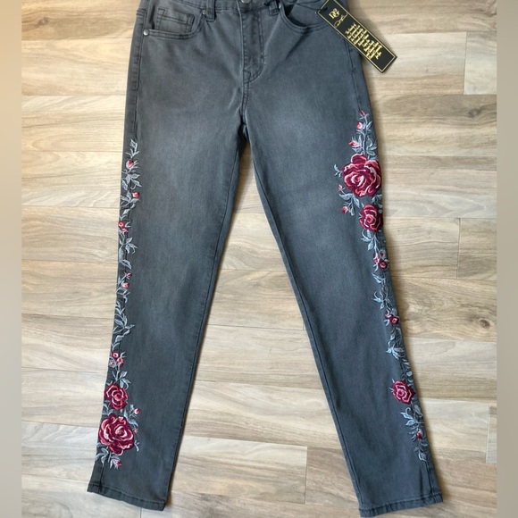 DG2 by Diane Gilman jean with embriodered floral design size 4 - Picture 11 of 16